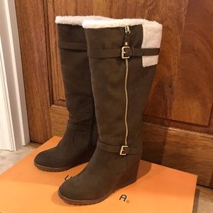 Size 9 Brown wedge boots